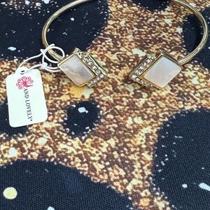 Chic Gold and Pearl White Bracelet with Crystal Accents